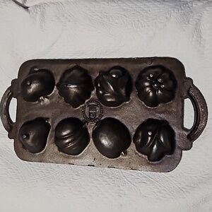 Vintage John Wright Cast Iron Cornbread & Muffin Pan Mold Vegetables / Fruit